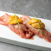 艶やかな霜降りの和牛が、口の中でとろける極上の肉寿司。その上には、濃厚な甘みと磯の香りが広がる新鮮なウニを贅沢に添えました。肉の旨みとウニのクリーミーな食感が織りなすハーモニーは、至福の味わいです。一口食べれば、素材本来の持つ深いコクと香りが口いっぱいに広がり、忘れられない感動をお届けします。