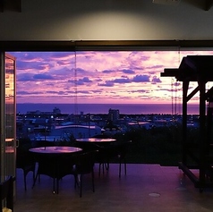 【テーブル席:4名様×9席】お昼と夕方では違う雰囲気…★大きな窓から見える海を眺めながらのお食事を楽しめます◎