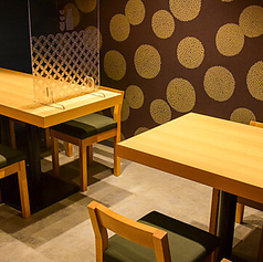 【ゆったりとしたテーブル席】テーブル席は、2~8名様までのグループに最適です。広々としたスペースで、会話を楽しみながらおでんや産地直送の牡蠣を味わえます!周囲を気にせず、リラックスした雰囲気で素敵な時間をお過ごしください!☆少人数に最適のテーブル席をご用意!仕事帰りやデートにぴったりです。