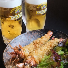 冷たいビール＆エビフライの写真