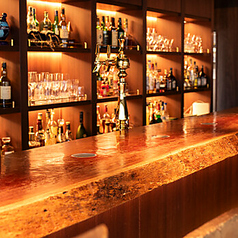 バーカウンターのようなカウンター席は、特別な体験を提供します！お酒を楽しむのにぴったりの場所で、バーテンダーの技を間近で見ることができます◎友人と一緒に過ごしたり、一人でゆっくり飲むのにも良い空間です♪