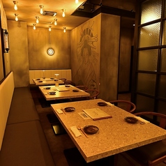 おしゃれな空間でみんなとわいわい楽しみましょう。おいしいお酒も多数ご用意しておりますのでみんなで素敵な乾杯を。