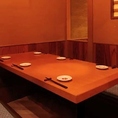 【座敷個室：6名様×5卓】和の趣あふれる落ち着いた空間。6名様までお過ごしいただける座敷個室を6卓ご用意。和の趣あふれる落ち着いた空間でお食事やお酒をお楽しみいただけます。仕事帰りのちょい飲みや、普段のお食事にぜひご利用ください。