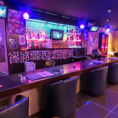 【カウンター席　1×8】心地よい静けさの中で特別な時間を過ごせる場所です。カウンター席は、少人数での利用にぴったりで、友人との会話を楽しむには最適な環境。周りを気にせずリラックスできるので、ごゆっくりと料理を堪能できます。暗めの雰囲気が、より一層の特別感を演出してくれますよ☆ 