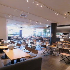 スノーピークのキャンプギアを使用したお席をご用意しております。気分はまるでキャンプをしているような感覚！