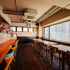 お昼は開放感のある明るい店内！ディナーだけではなくランチタイムも営業中です。