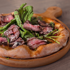 ビステッカロッサ（トマトソース・チーズ・ローストビーフ・ルッコラ・バルサミコ）