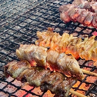 炭火で香ばしく焼き上げるジューシーな国産串焼き