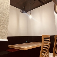 くつろぎ度の高い、ゆったりとお過ごしいただけるテーブル席です。ご友人との宴会やご家族とのお食事、デートや接待など幅広いシーンにお使いいただけます。こちらのお座敷席はグループでのご利用も可能です。ご利用をご希望のお客様は、ご予約時にお伝えいただけるとスムーズです。