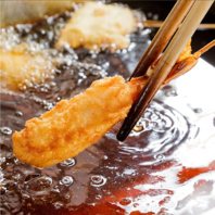 軽やかな食感が自慢の串カツや創作料理が楽しめる