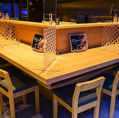 【カウンターで味わう贅沢】カウンター席では、新鮮なおでんや産地直送の牡蠣を目の前で楽しむことができます。10名様までのご利用が可能で、話しやすい雰囲気の中、料理を待つ時間も楽しむことができます!旬の素材を使った料理を堪能しながら、くつろぎのひとときをお過ごしください♪