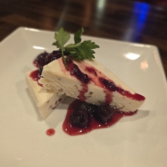濃厚チーズケーキ ベリーソース添え