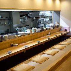 徳島県の神山町の一枚杉を使用した贅沢なカウンター席。