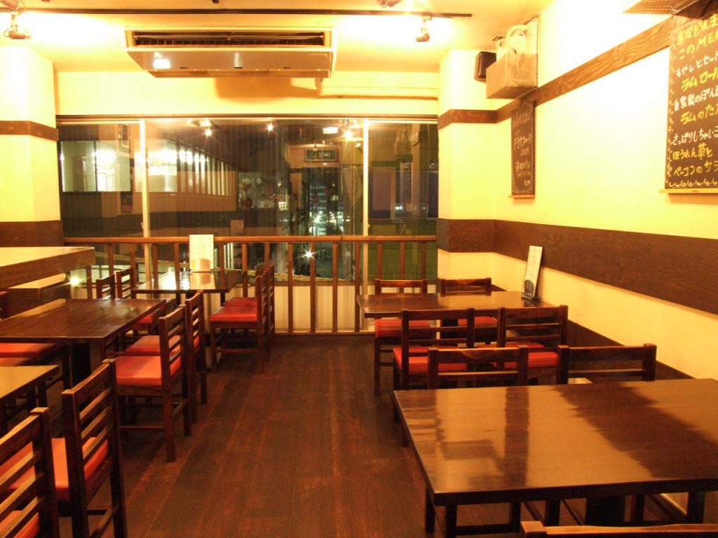 若干狭いですが、一体感ある店内です(笑)フロア貸切も15名位でOKですよ！