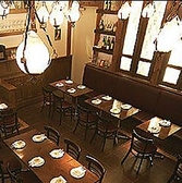 【席数】72席ございます。（奥側のスペースに2名様テーブル23脚、入り口側に2脚と8脚、カウンター6席。）お店の雰囲気は、開放感のある高い天井と、温かみのある木のテーブルや心地よい照明で、リラックスできる空間を演出しています。