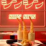 はみ出る海老がダイナミックな「海老マヨ3本セット」ぜひ食べて欲しい一品です！