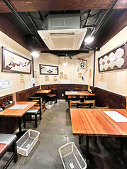 人数に合わせて利用しやすいテーブル席は、ゆったりと座れる配置が魅力。落ち着いて話したいときにも使いやすく、誰でも安心して過ごせるバランスの良い空間です。普段の食事や軽い飲み会まで幅広く活躍します。