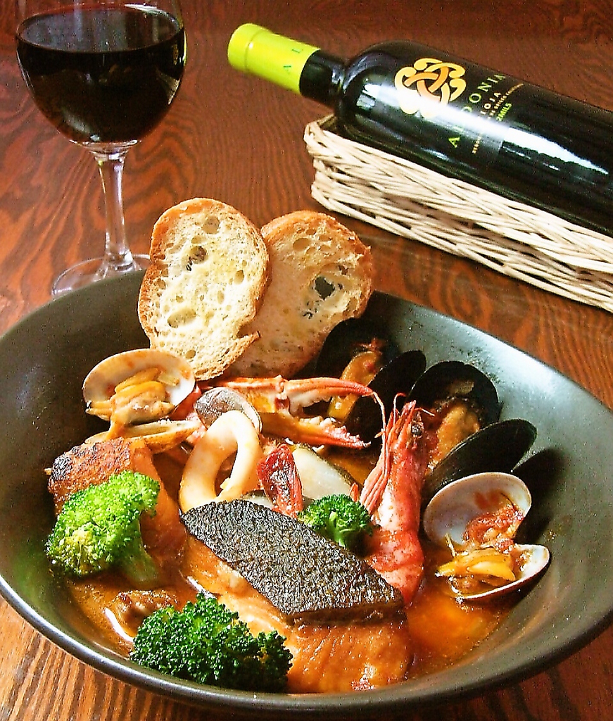 《ラプリマベーラ風魚介たっぷりブイヤベース》たっぷりの魚介を煮込んだサフラン香るトマト煮込み