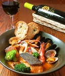 《ラプリマベーラ風魚介たっぷりブイヤベース》たっぷりの魚介を煮込んだサフラン香るトマト煮込み