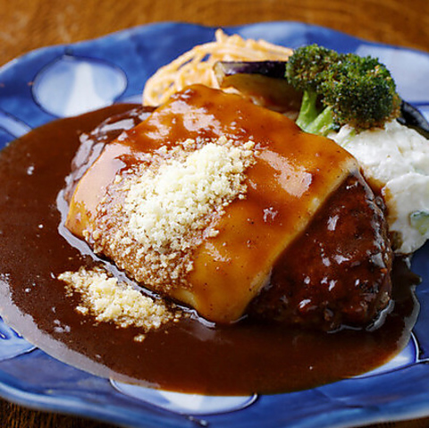 当店自慢のハンバーグをバリエーション豊富にご用意！お酒に合う逸品料理もあります◎