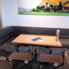 スノーピークのキャンプ用品を実際に使用してみて、隣のショップで購入することのできます。