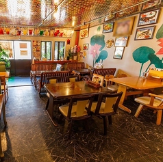 タイ本場の味を心ゆくまで堪能してほしい。そんな熱い想いで毎日一皿一皿に情熱を注いでいます。1階のテーブル席は、リラックスして過ごせるレストランバースタイル。異国情緒漂う落ち着いた空間で、日常を忘れて本格的なタイ料理を楽しめます。お一人様からグループまで、至福のひとときをお過ごしください。