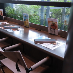 窓際のカウンター席は一人でゆったりとした時間を過ごしたい方にはピッタリな席となっております。もちろん、デートや、友人とランチなどにも最適！