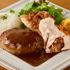 デミグラスハンバーグ＆チキン南蛮プレートの写真