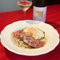 ニラと青唐辛子のニンニクパスタ　ベーコンエッグのせ