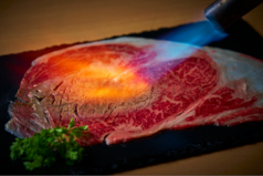 実演炙りサーロイン　こだわりのタレと卵で