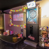 川越の隠れた遊びスポットで、新感覚の楽しみを体験しよう!【鮮やかに色が変わるビアポンマシーン】は、あなたの心をつかんで離しません♪ダーツやカラオケも完備しているため、仲間と一緒に盛り上がるのも良し、ひとりでのんびり楽しむのも良し◎お酒を飲みながら、思いっきり遊んで素敵な夜を過ごしませんか★