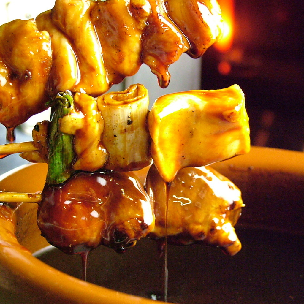 秘伝タレの絡みが絶妙！ジューシーで弾力のある『炭火焼き鳥』!!