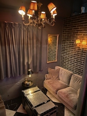 ゆったりくつろげるソファー席をご用意!こちらは半個室になっておりカップルはもちろん、親しいご友人との会話を楽しむのにもぴったりです!