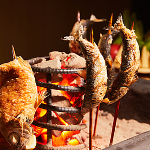 新鮮な魚介の旨味が溶け込んだ鍋と美味しいお鍋も楽しめる炉端のお店