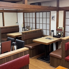 6名様まで座れる広々としたソファー席。スパイス料理とお酒を囲んで、賑やかなひと時をお過ごし頂けます。