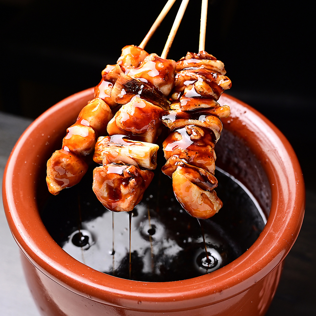 炭火でじっくり焼き上げる自慢の串焼き！