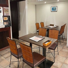 【落ち着いた雰囲気】テーブル席は、落ち着いた色合いのインテリアで統一されており、リラックスできる空間です。