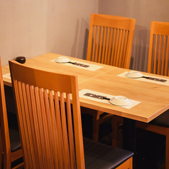 少人数から大人数まで対応できるテーブル席は、2名様から12名様まで自由にレイアウトを変更可能。人数に合わせた配置で、リラックスしたお食事時間をお過ごしいただけます。