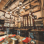 【個室】30名様から45名様までのグループに最適な、店内奥側の半貸切（半個室）スペースをご用意しております。プライベート感のある空間で、周りを気にせず、特別な時間をお過ごしいただけます。