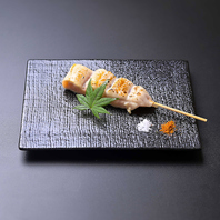 自慢の串焼き「地鶏串」と「極み串」をご堪能ください。