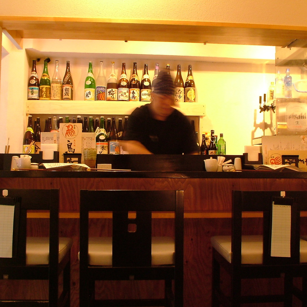 『いらっしゃいませ!!』　カウンターで、横並びに座って飲むってのも粋なものです。