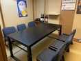 3名様から6名様テーブルがニ部屋ございます。全ての部屋をつなげることが出来ますので最大22名様まで宴会可能です。