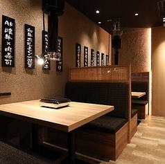 【テーブル席|2~4名様まで】1階フロアでは、ボックスソファー席へのご案内が可能です。2~4名様でご利用いただけますので、ご友人との飲み会やデートにもぴったり。背もたれが高く設計されており、プライベートに楽しめるのも魅力です。