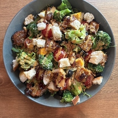 グリルチキンと彩り野菜のチョップドサラダ