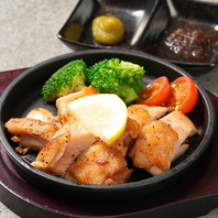 絶品の鶏モモ焼は生ビールやハイボールと相性抜群なお味