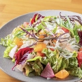 料理メニュー写真&nbsp;季節フルーツを使った生ハムサラダ