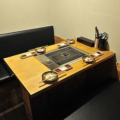 【大人数も大歓迎！20名様までご案内可能です◎】木の温もりに包まれた温かみのある空間！大人数でも一体感のある宴会が楽しめます！落ち着いた照明も心地よく、同窓会や2次会、各種大型宴会などにもピッタリ◎人数等のご相談もお気軽にお問い合わせ下さい。本場さながらの韓国料理と美味しいお酒を片手にお楽しみ下さい。