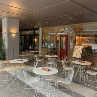 テラス席は、開放的な雰囲気の中、お食事を楽しめます♪