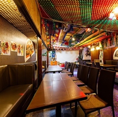 煌びやかな装飾が日常を忘れさせる、大人の遊び場のようなレストランバー。本場のスパイスが香る本格タイ料理が、二人の会話を鮮やかに彩ります。2階のテーブル席は、周囲を気にせずゆったりとリラックスできる特等席。異国情緒溢れる空間で、いつもとは一味違う刺激的で濃密なディナータイムをお楽しみください。