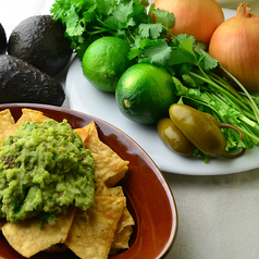 お客様の目の前で仕上げるメキシカンフレッシュワカモレの写真